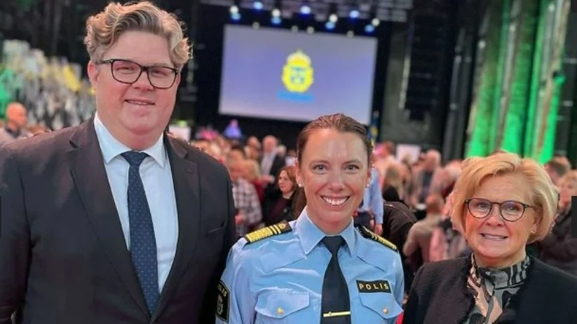 Gunnar Strömmer, Malena Grann och Petra Lundh gratulerade de nya polisassistenterna välkomna till polisyrket.