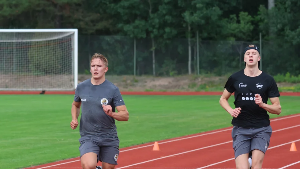 Bild på Eddie Levin (vänster) och Olle Söderlund (höger) under testerna.