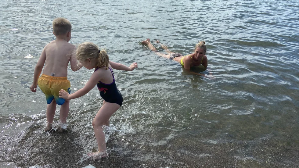 Nils, Samba och Susanne tar sig ett dopp i Trosa.