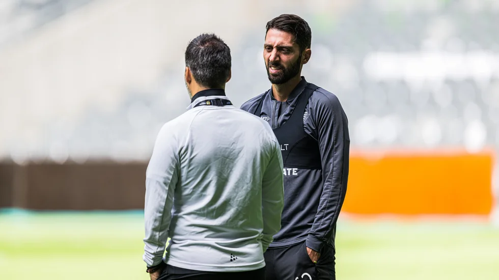 Hammarbys tränare Marti Cifuentes och Nahir Besara på Tele2 arena inför Conference League-returmatchen mot Twente.