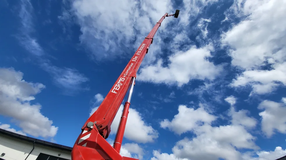 Pelle Ferms skylift kan sträcka ut sig 53 meter rakt upp.