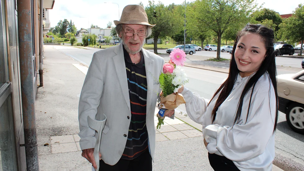Billy Thapper köpte blommor till Kadra Josefo som tack för hjälpen i bostadssökandet. "Den här fantastiska kvinnan räddade mig", säger Billy.