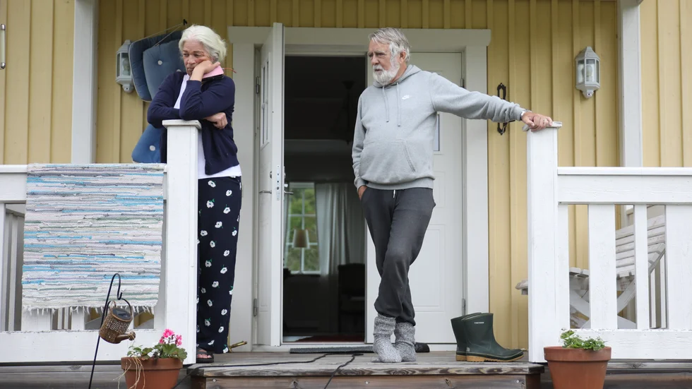 "Det slog ju ner hela tiden här i närheten", säger Pylle Nord. Men att vara utan el är inget som grämer henne och maken nämnvärt. Vatten kan hämtas i brunnen, ute är det varmt. "Och sen finns det väl en korvmoj i Horn tror jag", tillägger hon angående matsituationen.