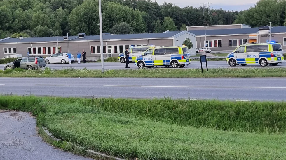 Polis och ambulans ryckte ut efter larmet. Det finns inga uppgifter om eventuella personskador på den nu misstänkta kvinnan