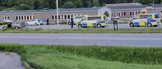 Rattfull kvinna körde rakt genom rondell