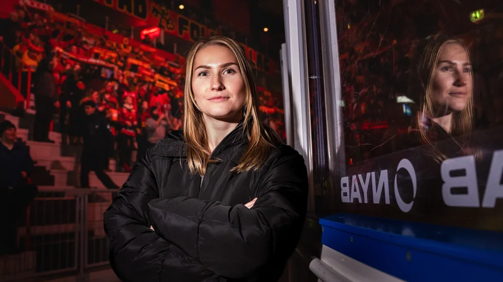 "Jag hoppas att vi ska bidra till att tjejer i framtiden vågar ta mer plats inom supporterkulturen", säger Julia Larsson från podden Puckade brudar.