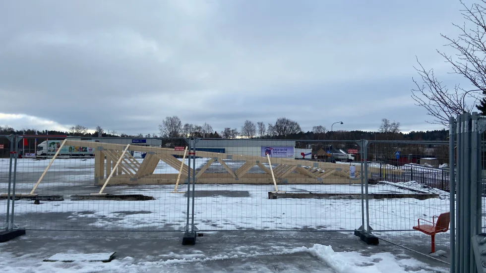 Nu byggs ett skärmtak på betongplattan, enligt Ica-ägaren Niklas Gustafsson för att skydda lokalerna i souterrängplanet, som klarade sig undan elden.