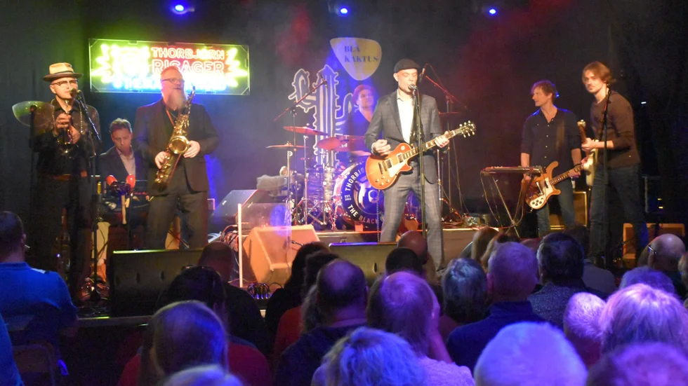 Öppna spjäll från start när Thorbjørn Risager & The Black Tornado piskar upp stämningen på ett sedan länge utsålt Blå Kaktus i Norrköping. Danskarna framför en blandning av Chicagoblues, ”muddy” sydstatsblues, soul, pigg boogie och rock’n roll.