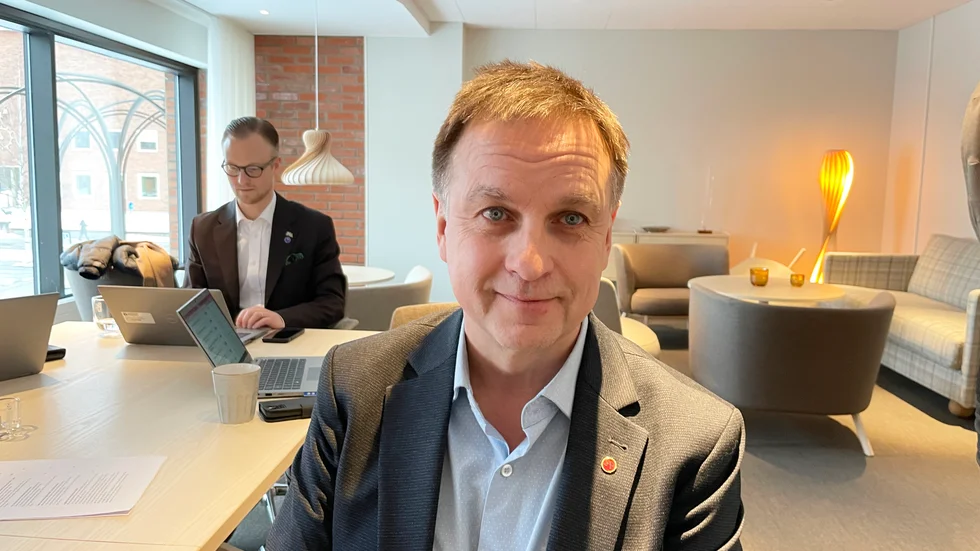 Lorents Burman (S) är nöjd då man pausar delningen av Skellefteå Buss medan oppositionsråd Andreas Löwenhöök (M), i bakgrunden, vill se mer upphandling av busstrafiken.