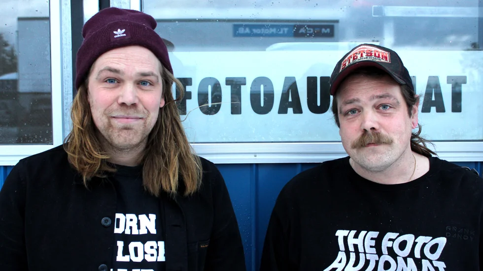 Autobros heter företaget. Oscar Wettersten och Marcus Wettersten är bröder och arbetar heltid med att renovera och sälja främst analoga fotoautomater över hela världen.