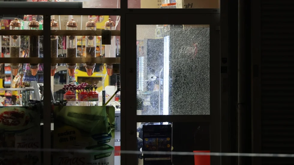 Området runt en butik i Märsta har spärrats av i samband med den förmodade skottlossningen.
