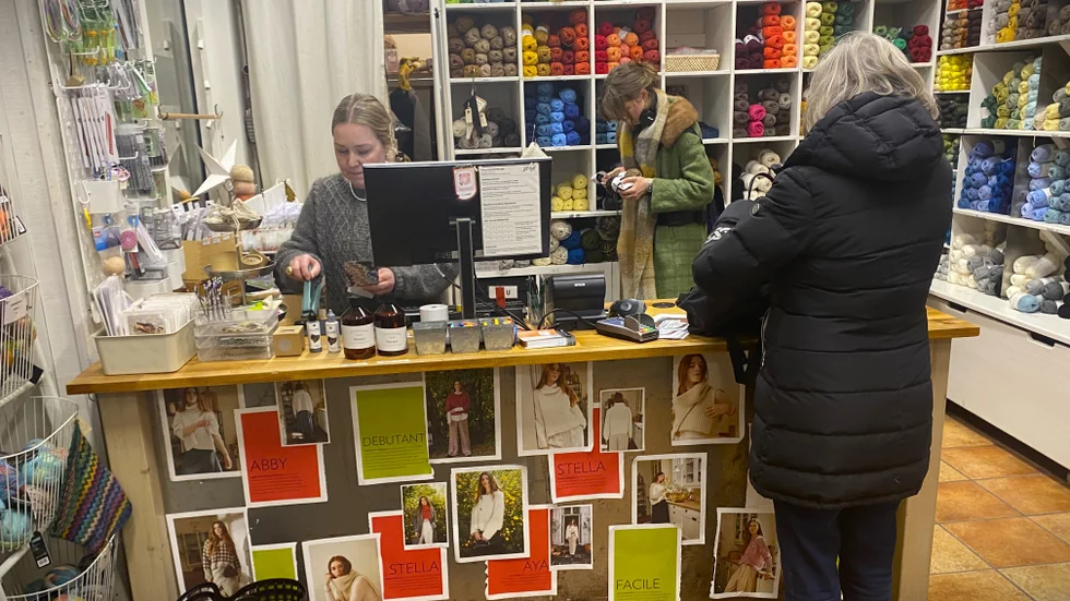 I Yllotylls butik på Bredgatan är det fullt med kunder, både äldre och yngre, men de flesta är kvinnor.