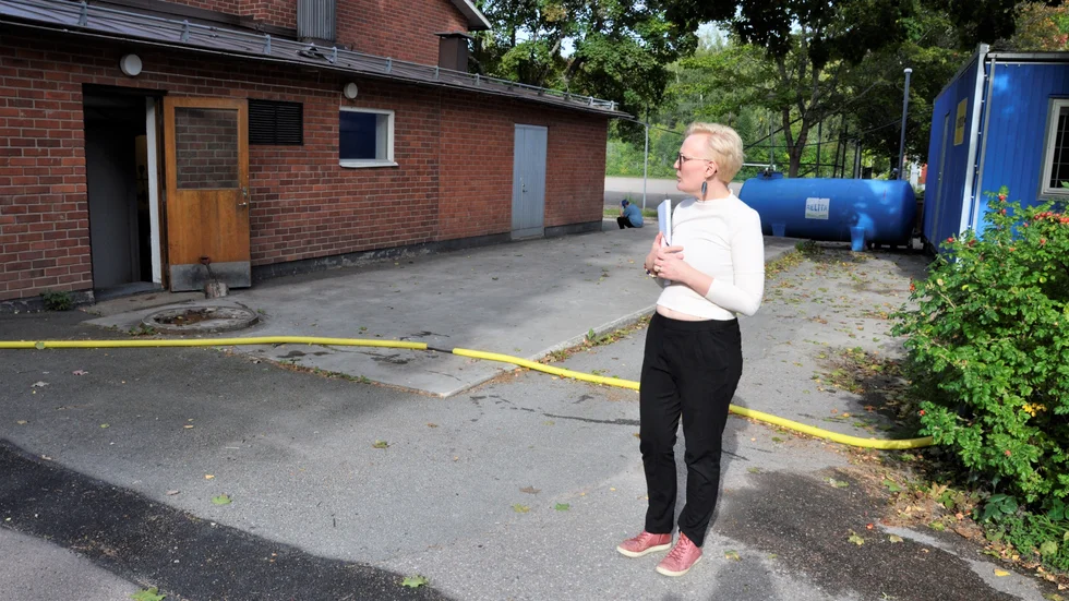 Kablar slingrar sig fram över skolgården. "Det är ju en byggarbetsplats där barnen kan skada sig", säger Sarah Åkerstrand. 