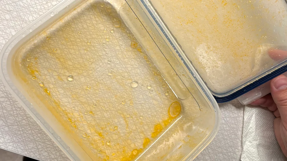 Matlådan färgas gärna röd när man haft exempelvis köttfärsås i den. Men nu finns bot!