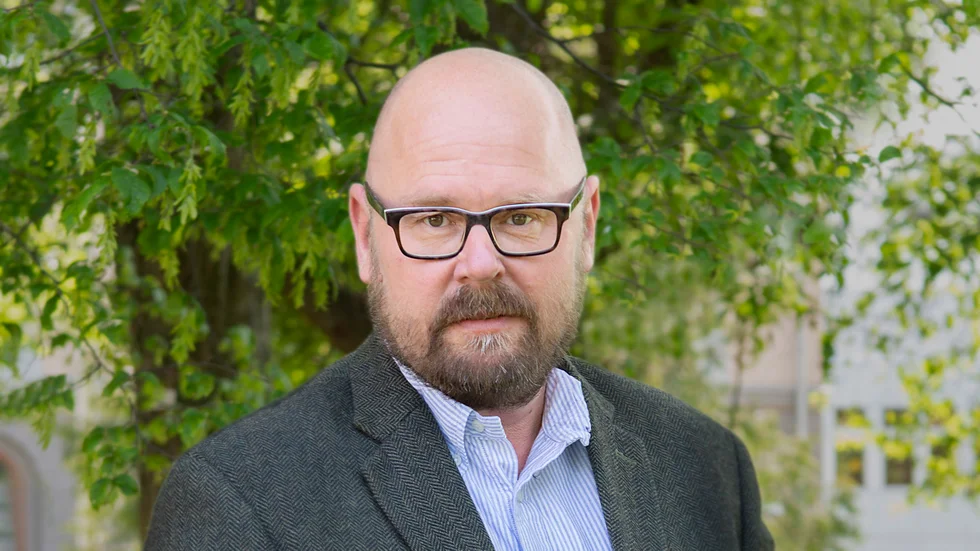Professor Stefan Wiklund är prefekt vid institutionen för socialt arbete vid Stockholms universitet och undervisar i social barnavård och evidensbaserat socialt arbete.
