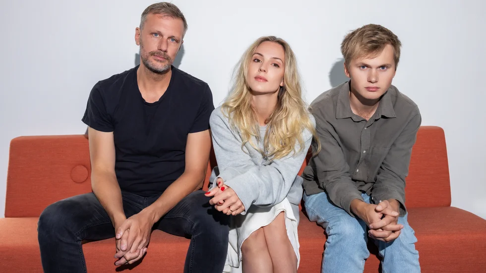P3:s nya satir- och humorpodd "Fas 3" startar i dag med Olle Palmlöf, Moa Wallin och Christoffer Nyqvist. Pressbild.
