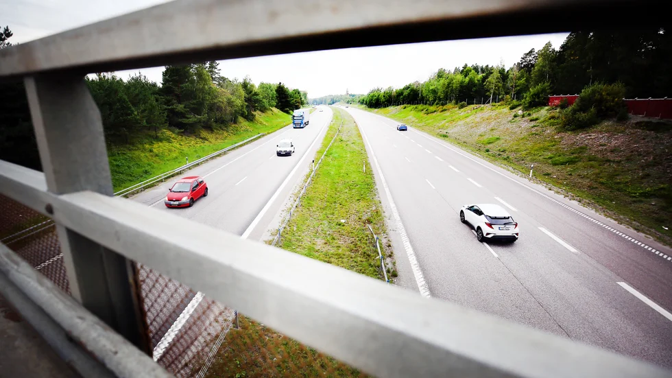 Två olyckor på kort tid inträffade på E20 under torsdagskvällen.