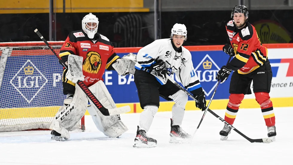 Robin Johansson parkerar framför Lejons mål. Träningsmatchen i Skellefteå Kraft arena bjöd mycket på kamp.