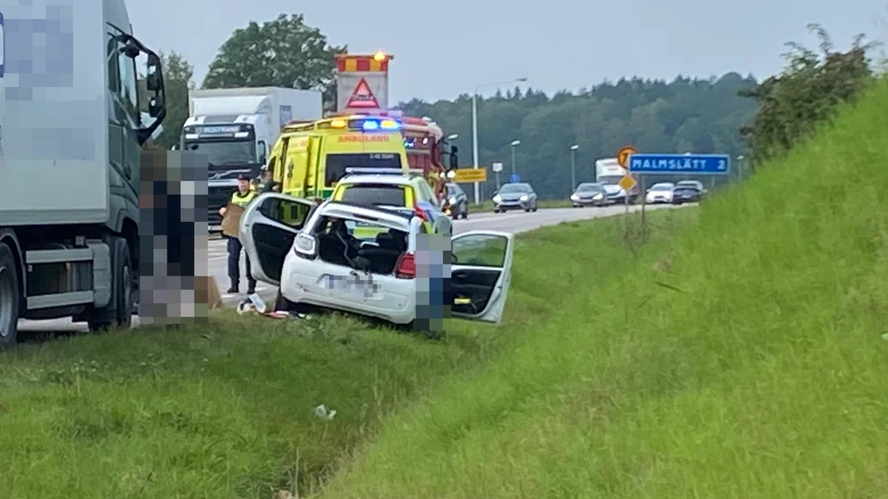 En lastbil och en personbil var inblandade i en trafikolycka nära Värö strax utanför Linköping på måndagsförmiddagen.