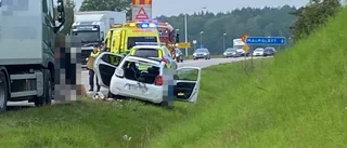 Lastbil och personbil kolliderade i olycka