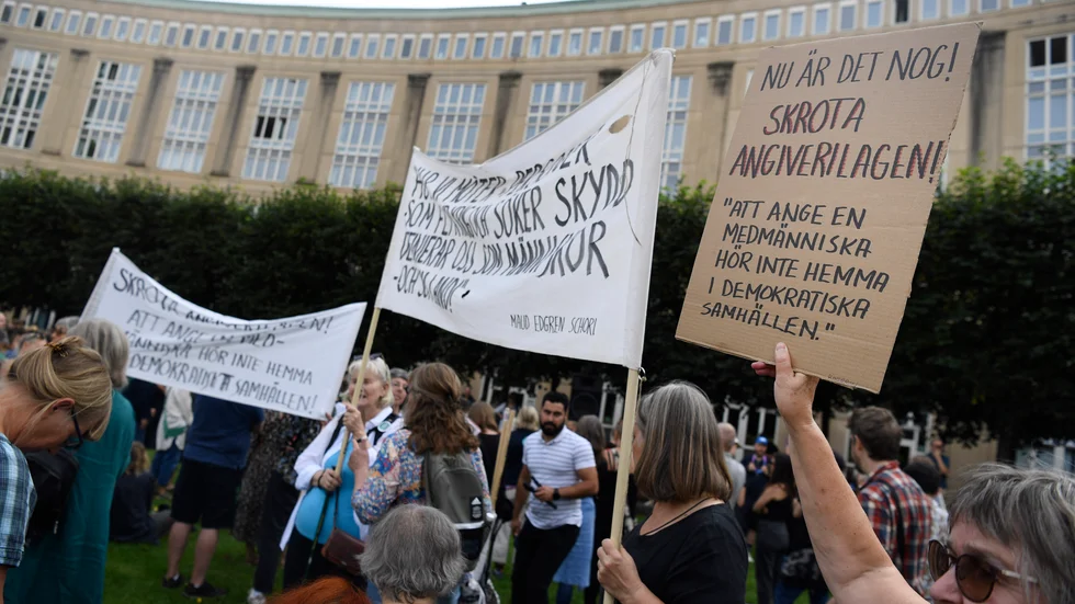 Bild från en demonstration mot regeringen och SD:s beslut att gå vidare med en angiverilag.