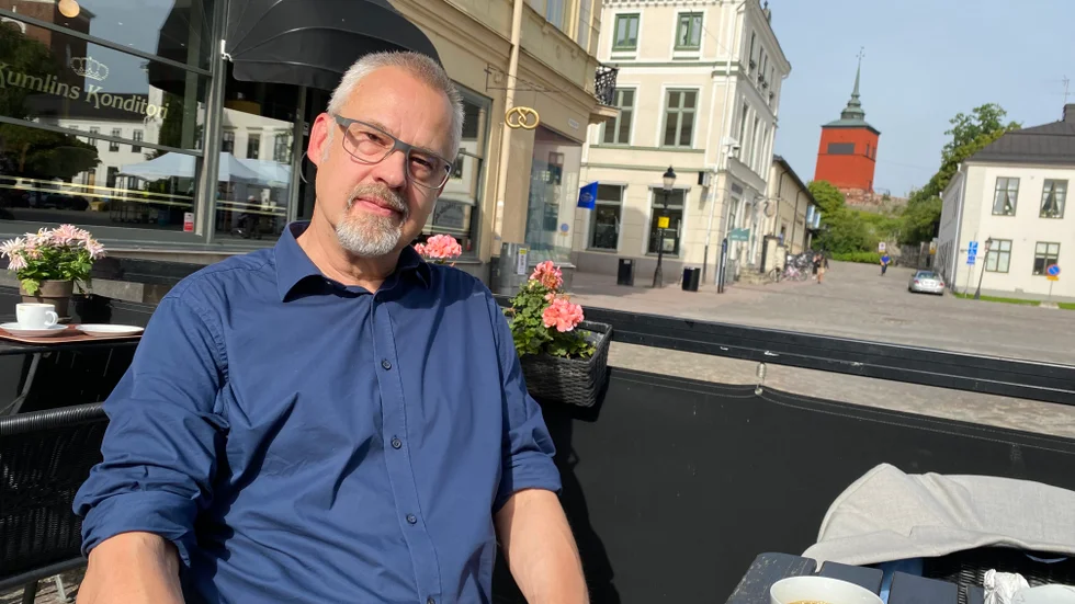 Vård för pengarnas gruppledare Tomas Borins insatser i regionfullmäktiges talarstol imponerar inte, skriver Vänsterpartiets gruppledare Lotta Back.