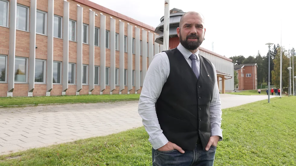 Rektorn Jonas Wallin har vunnit VM-guld i kickboxing och varit aktiv i flera andra kampsporter. Att brotta ned en aggressiv man på skolgården var inga problem.