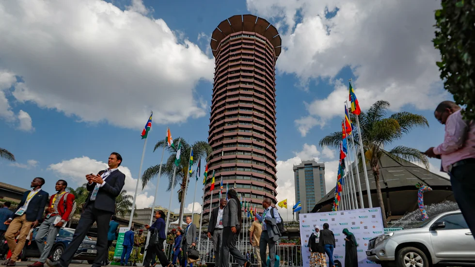 Delegater utanför klimatmötets lokaler i Nairobi i Kenya.