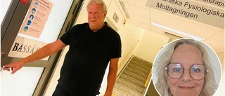 Multisjuke Bobby nekas träning i sjukhusets bassäng