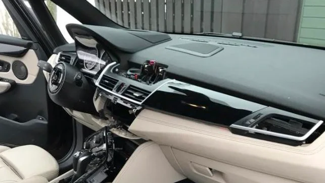 Bilden visar en annan BMW som någon tagit ratten ur.
