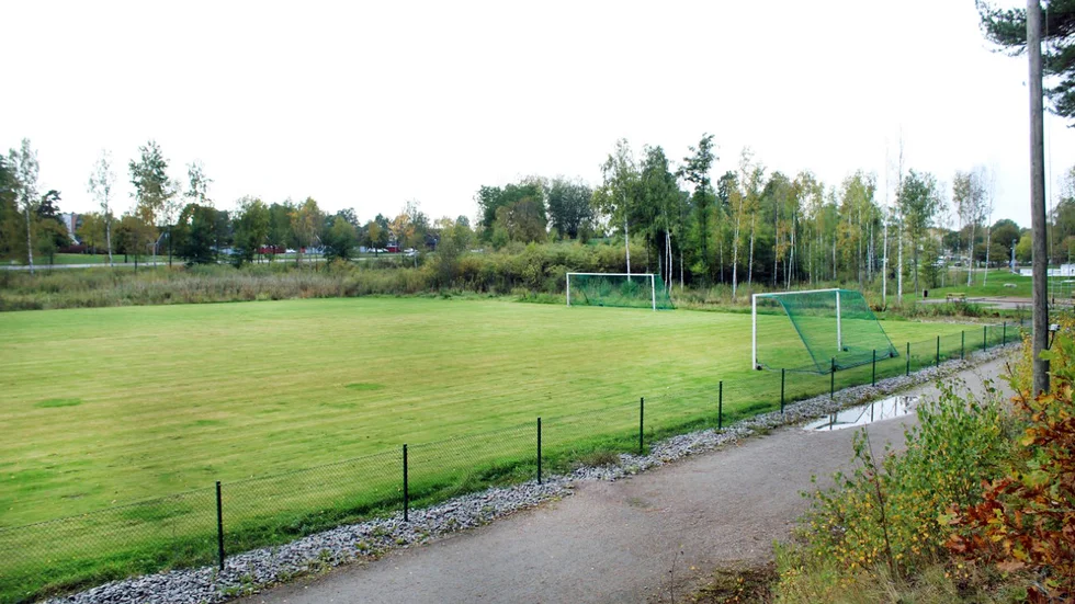 Numera finns det även två fotbollsmål på cricketplanen. 