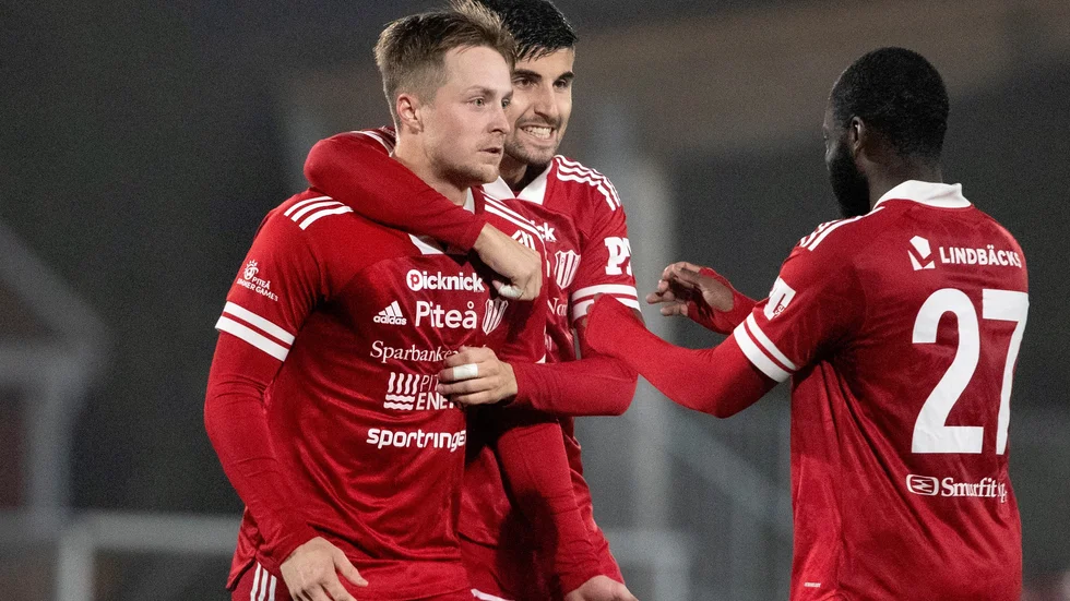 Sia Jamedhdar (i mitten) kramar om skyttekungen Fredrik Johansson efter ett av målen senast mot Morön. Till höger Samuel Naiwo.