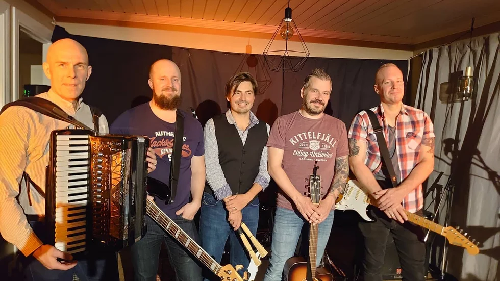 Jan Johansson, Torbjörn Emmoth, Simon Wilhelmsson, Peter Fredriksson och Daniel Snell utgör bandet Julma från Pajala.