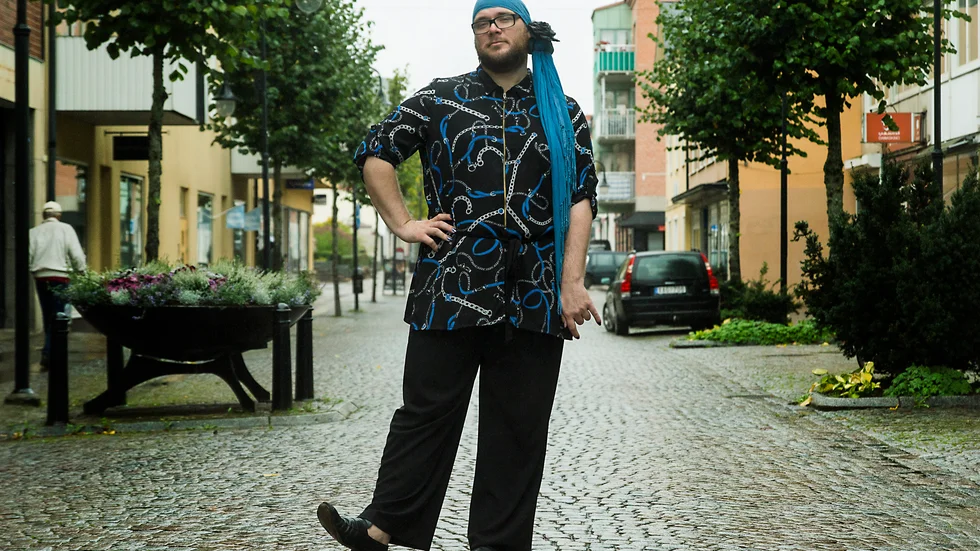 "I dag visste jag att jag ville ha blått, men det blev ganska mycket svart också. På huvudet har jag en sjal, jag stoppade en blomma i den för att göra det roligare", säger Rickard Eriksson.
