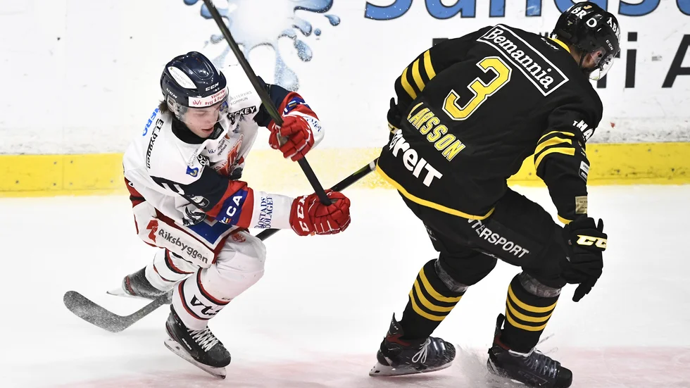 Vingligt läge. Hockeyallsvenskan startar på fredag och ligans ordförande varnar för att pengarna kan vara slut för en del lag redan till nyår. Arkivbild.