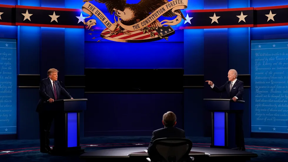 Republikanernas kandidat (och nuvarande president) Donald Trump i debatt mot Demokraternas kandidat Joe Biden.