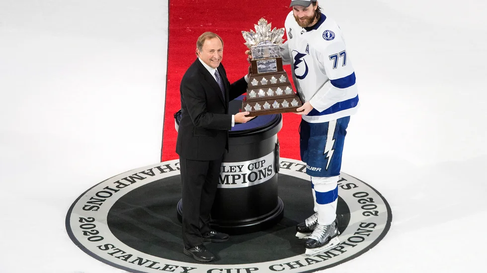 Victor Hedman får ta emot Conn Smythe Trophy av NHL-kommissionären Gary Bettman.