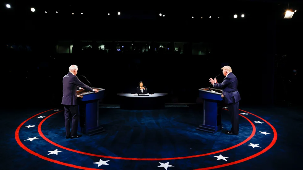USA:s president Donald Trump och demokraternas presidentkandidat Joe Biden debatterar, med moderatorn Kristen Welker i mitten.