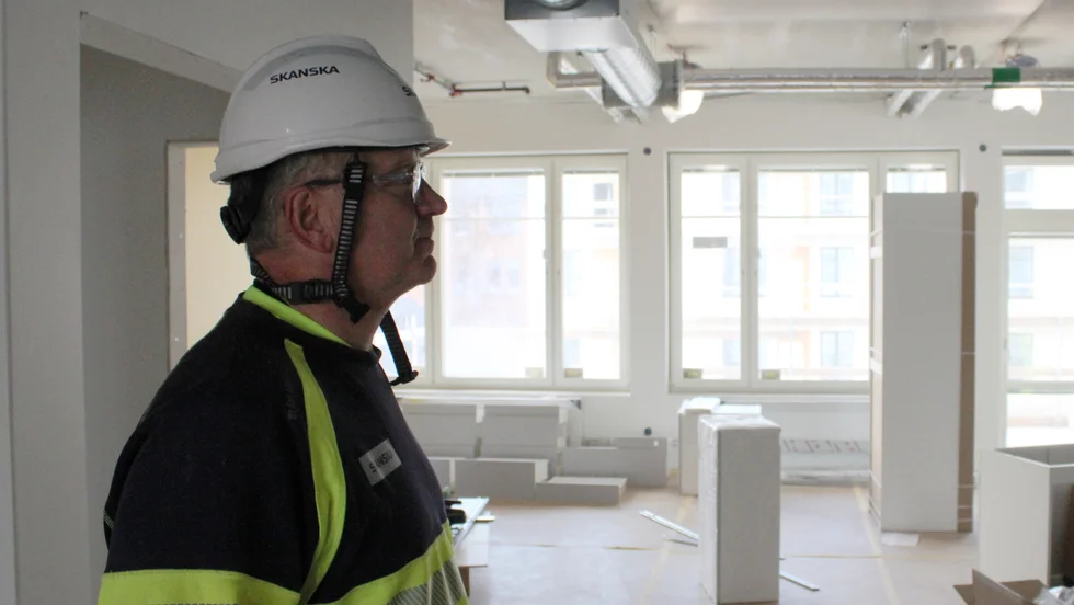 Petter Jansson, arbetsledare på Skanska visar runt i Bergskvadraten 1.