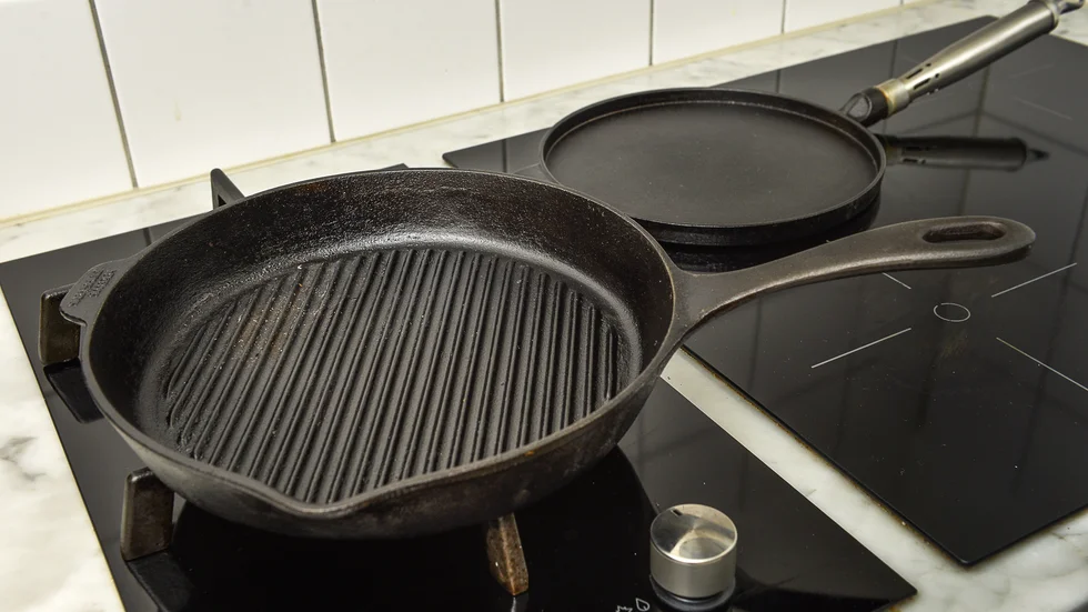 En man åtalas för att ha slagit en annan man i huvudet med en steckpanna. 