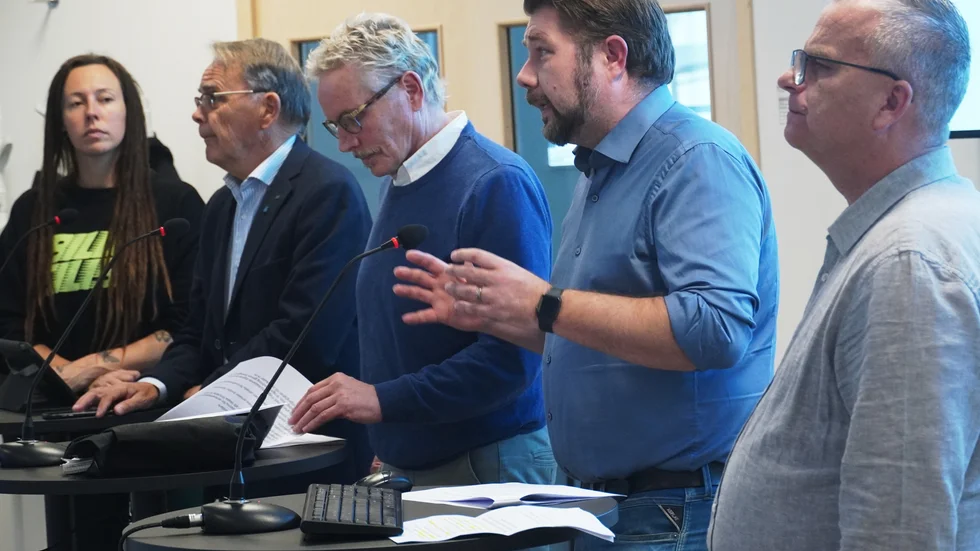 Att spotta på politiskt aktiva är ett slag under bältet, menar Westerwikspartiets Jonas Jalkteg, som fått ta emot otrevliga inlägg via sociala medier efter samgåendet med övriga partier i kommunen. Från vänster Anna Bodjo (MP), Conny Tyrberg (C), Kenneth Hardy Axelsson (L), Dan Nilsson (S) och Jonas Jalkteg (WP) när budgeten presenterades.