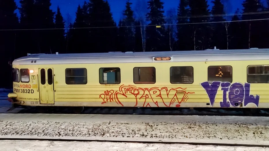 I den här rälsbussen skyltad ”Hultsfred” kom två polismän från Gällivare och hämtade mannen som gått längs tågspåret efter att han kastats av i Murjek, enligt våra uppgifter.