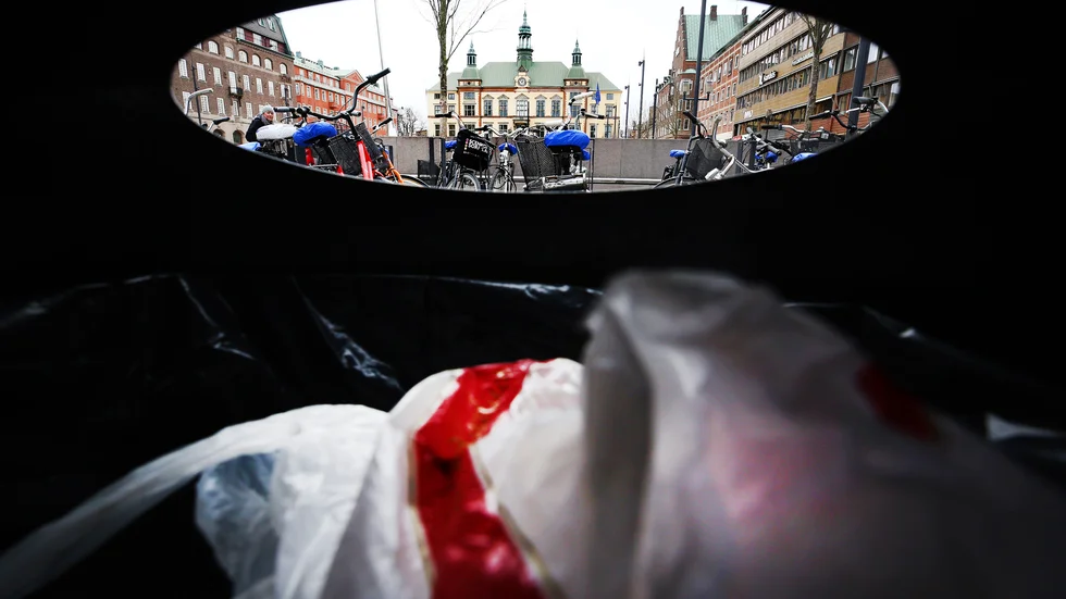 Det har uppstått en spricka i den politiska majoriteten om huruvida renhållningstaxan ska höjas med 1,8 procent eller förbli oförändrad. 