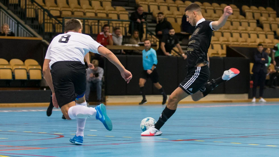 Leon Zeka var nära att ge Dribbla ledningen med det häör skottet. Istället blev det Ektorp som vann futsalpremiären i division 1 med 5-0.