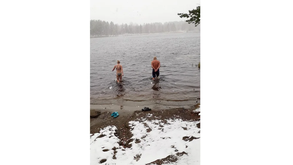 Jennifer Wellenius och Johny Stenmark badar i Haratjärn, Ursviken.