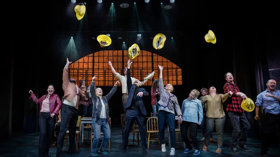 Musikalen "Come from away" kan spelas för större publik när den kommer till Linköping. I rollerna: Lisa Hu Yu, Camilo Ge Bresky, Karin Oscarsson, Jesper Barkselius, Sven Angleflod, Kajsa Reingardt, Caroline Harrysson, Karolin Funke, Tobias Almborg och Joakim Jennefors. 