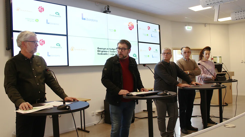 Sverker Thorén (L), Dan Nilsson (S), Jonas Jalkteg (WP), Conny Tyrberg (C) och Anna Bodjo (MP) höll i pressträffen.