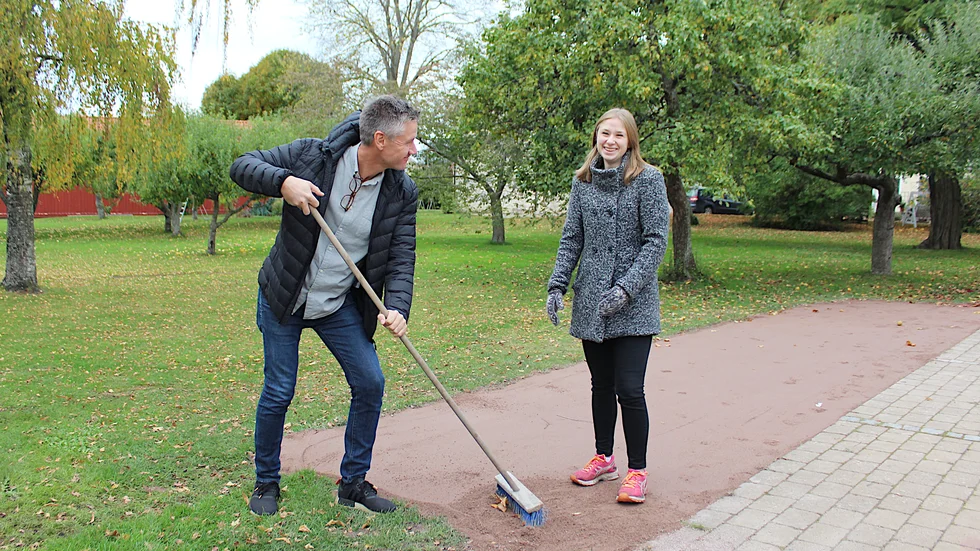 Församlingpedagogen Peter Wigren och ungdomsvolontären Sara Olfati håller tillsammans med kyrkoherde Magnus Svensson i projektet där ungdomar ska bygga ett utekök.