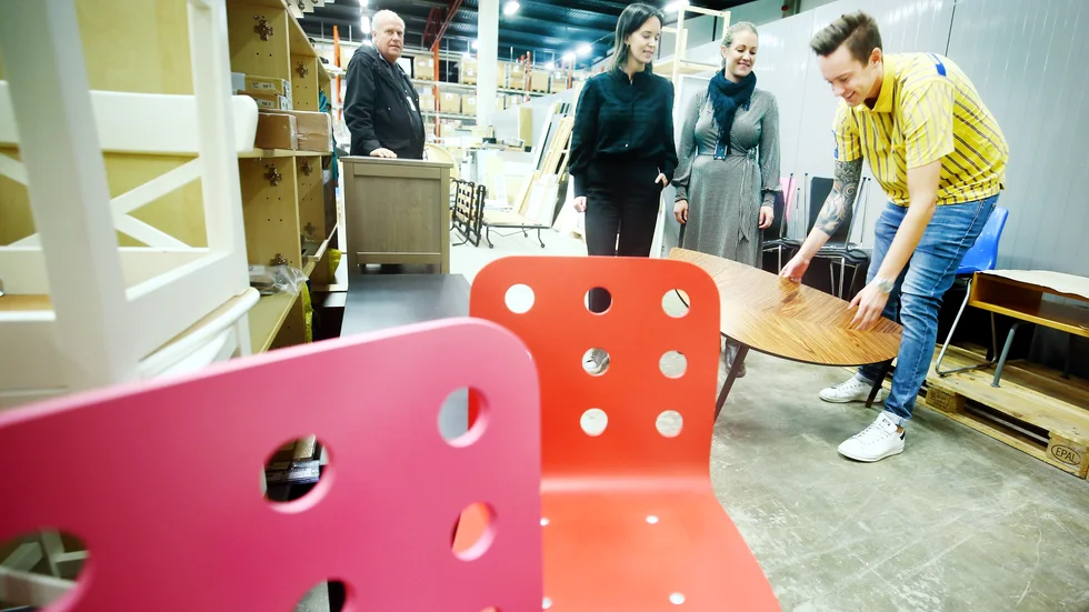 Stefan Andersson, Samhall, Emma Nilsson, GIAB, Elin Lundstedt, Samhall, och Jonas Fjäll, Ikea, tittar på ett soffbord som är renoverat och färdigt för att säljas i Ikeas nya second hand-butik.