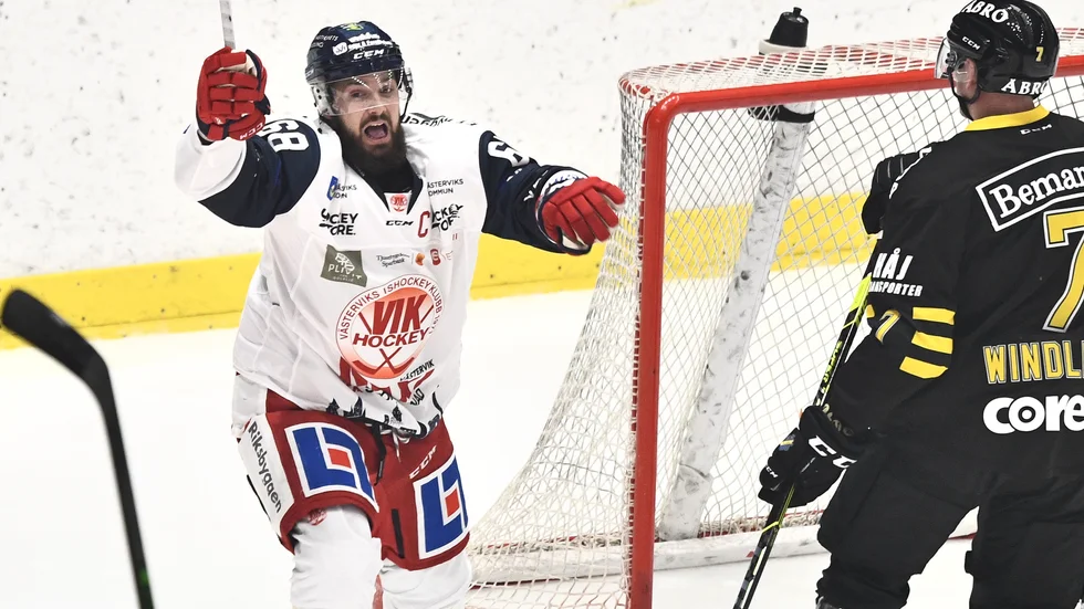 STOCKHOLM 20201002
Västerviks Joakim Hagelin jublar efter sitt 0-1-mål under fredagens ishockeymatch i hockeyallsvenskans premiär mellan AIK och Västerviks IK på Hovet.
Foto: Claudio Bresciani / TT / kod 10090